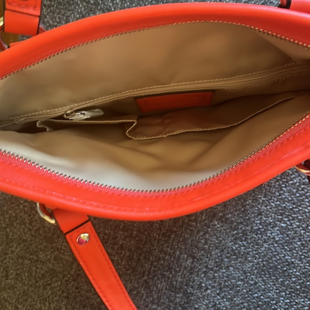 Coach orange  Shoulder Bag with Glossy Finish and Structured Design - Picture 4 of 5